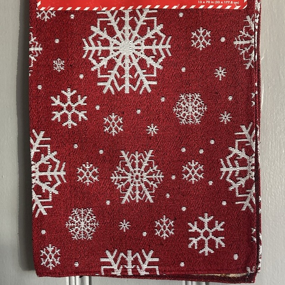 NWT Beautiful Red & White Snowflakes ❄️ Holiday Tapestry Table Runner 70x13 - Picture 3 of 14